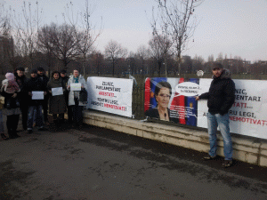 Protest al debitorilor cu credite în CHF în faţa Parlamentului